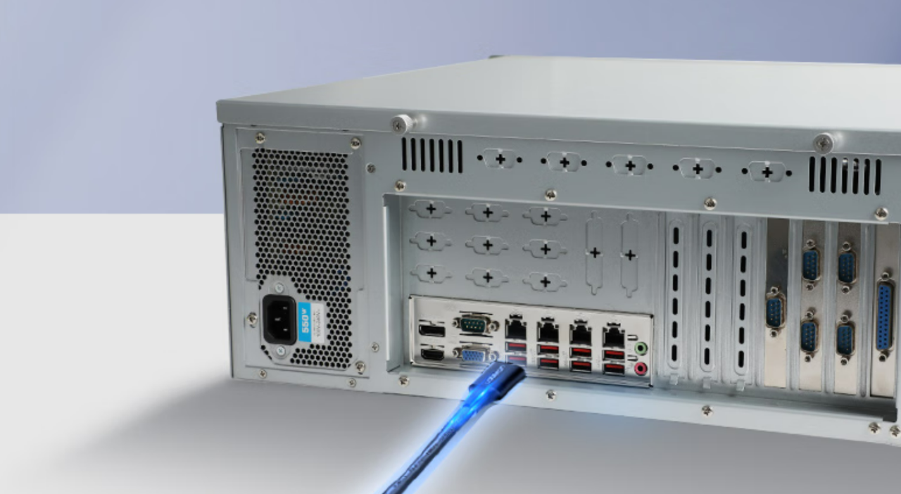 該設(shè)備板載7個PCIe插槽——1個PCIe*16（Gen15）或2個PCIe*8（Gen5），1個PCIe*1，4個PCI*4。
